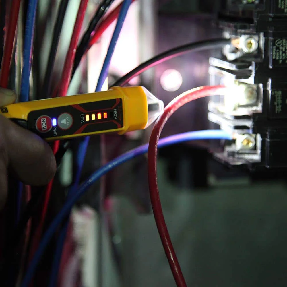 Klein Tools 2-Piece Confined Space Electrical Maintenance Set 4 Klein Tools 2-Piece Confined Space Electrical Maintenance Set - Image 4